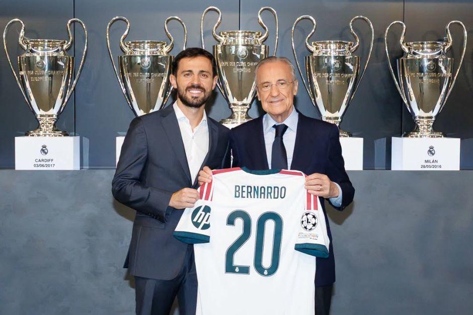 Bernardo Silva pos&oacute; con la camiseta blanca y con su nuevo dorsal. (Foto: Real Madrid)