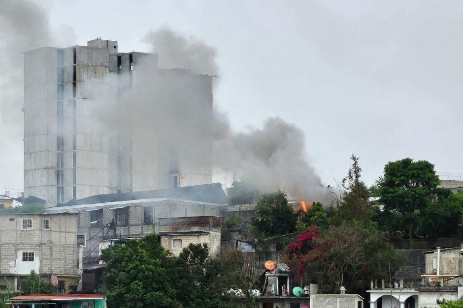 El incendio gener&oacute; una gran columna de humo que alert&oacute; a los vecinos del sector. (Foto: Redes sociales)