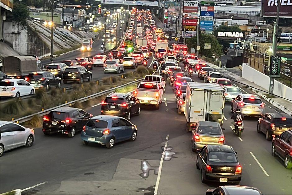 Reportan alta carga vehicular en la ruta al Pac&iacute;fico con direcci&oacute;n hacia la ciudad capital. (Foto: PMT de Villa Nueva)