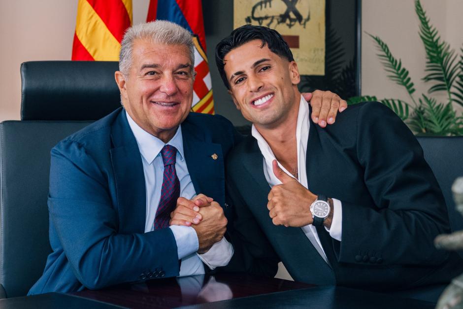 Joan Laporta celebr&oacute; con Joao Cancelo la firma del contrato. (Foto: Barcelona)