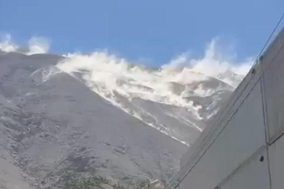 Un deslizamiento de tierra se gener&oacute; tras el fuerte sismo en Per&uacute;. (Foto: Captura de video)