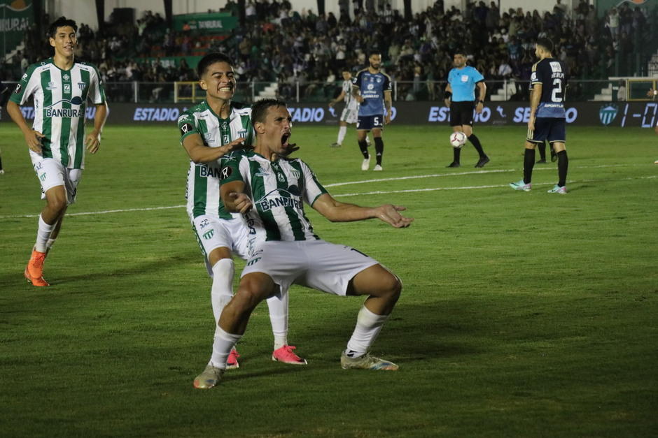 Maziero festejando el segundo tanto de los coloniales. (Foto: Renato Melgar / Nuestro Diario)&nbsp;