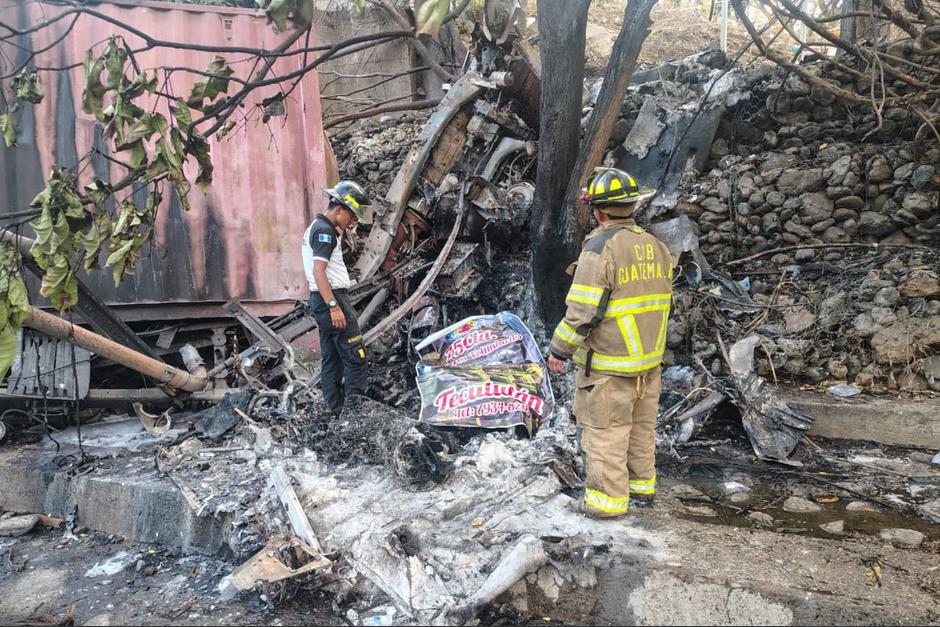 Bomberos Voluntarios atendieron la emergencia registrada en el kil&oacute;metro 110 de la ruta al Atl&aacute;ntico, sobre el puente Guij&oacute;. (Foto: CBV / Soy502)