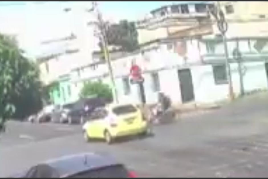 Un video revela el resultado del accidente entre un autom&oacute;vil y una motocicleta en la colonia La Reformita, zona 12. (Foto: Captura de pantalla/Soy502)