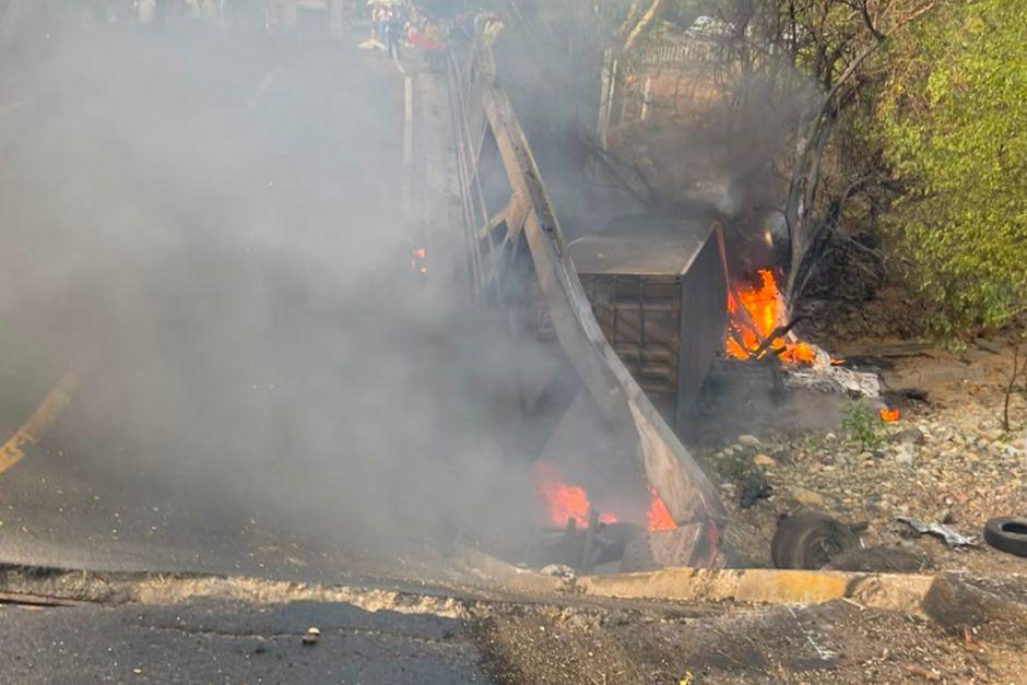 Accidente provoca bloqueo de la ruta ante riesgo de colapso del puente.&nbsp;(Foto v&iacute;a: RRSS)