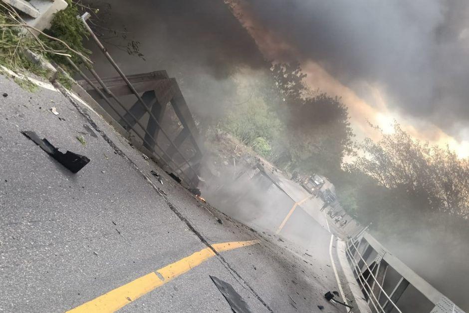 Un incendio se origin&oacute; tras el colapso del puente.&nbsp;(Foto v&iacute;a: captura de video)