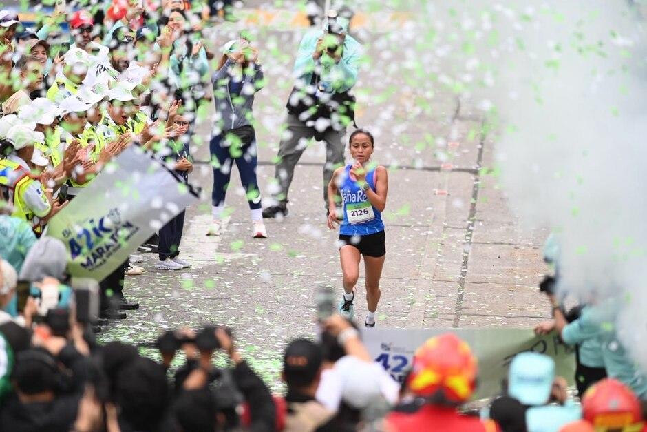 Momento en que Rax&oacute;n cruzaba la meta para ganar la marat&oacute;n femenina. (Foto: Pedro Pablo Mijangos)