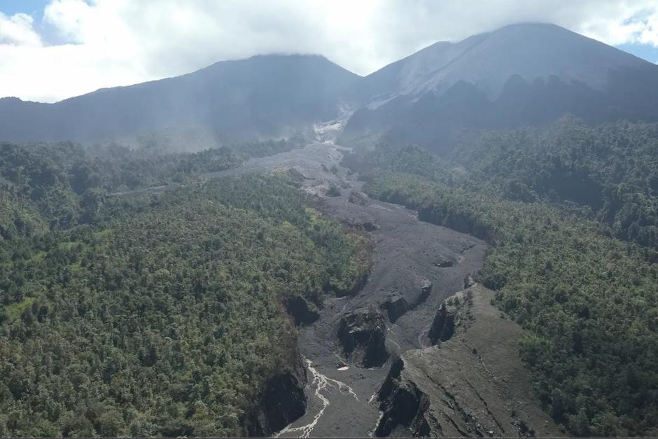 Personal del Insivumeh evalu&oacute; los dep&oacute;sitos dejados por la reciente actividad eruptiva del volc&aacute;n de Fuego. (Foto: Insivumeh / Soy502)