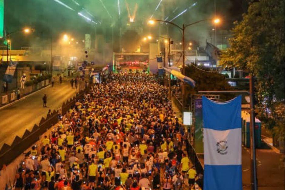 Los corredores se formaron detr&aacute;s de la l&iacute;nea de salida esperando la inauguraci&oacute;n de la carrera.&nbsp;&nbsp;(Foto v&iacute;a: Municipalidad de Guatemala)