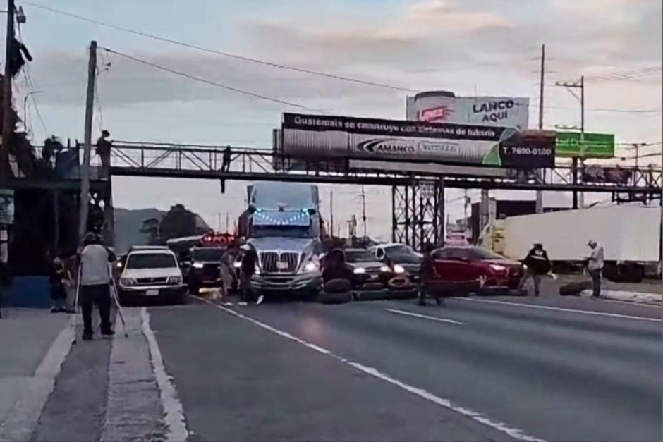 Transportistas han bloqueado el paso vehicular en ruta al Pac&iacute;fico. (Foto: PMT Amatitl&aacute;n)