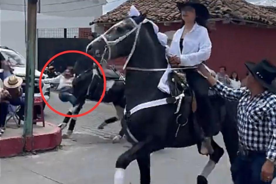 Una&nbsp;jinete sufri&oacute; una aparatosa ca&iacute;da durante un desfile h&iacute;pico. (Foto: Captura de video)