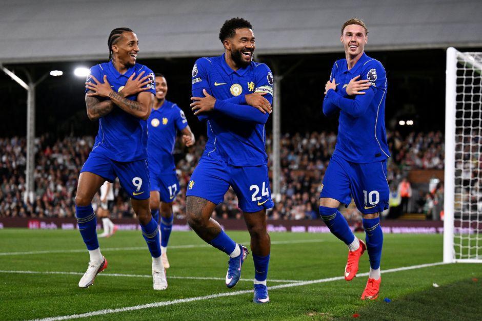 Joao Pedro y Reece James hacen el festejo de su amigo Cole Palmer, anotador del gol del triunfo. (Foto: Premier League)