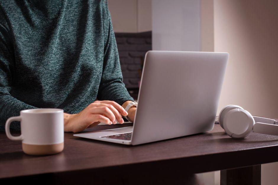 La propuesta exige el consentimiento mutuo entre empleador y trabajador, prohibiendo imponer la modalidad remota de forma unilateral. (Foto ilustrativa: Shutterstock)
