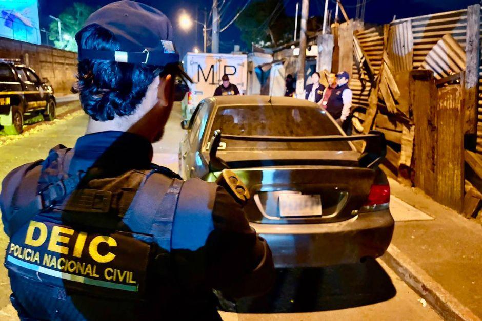 Veh&iacute;culos robados eran resguardados en un parqueo de la zona 6. (Foto: PNC)