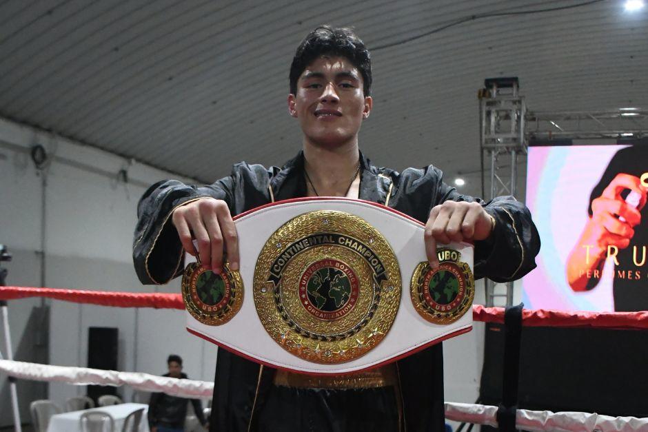 Wyatt Trujillo presume su nuevo Campeonato Intercontinental Supermediano. (Foto: Rudy Mart&iacute;nez)