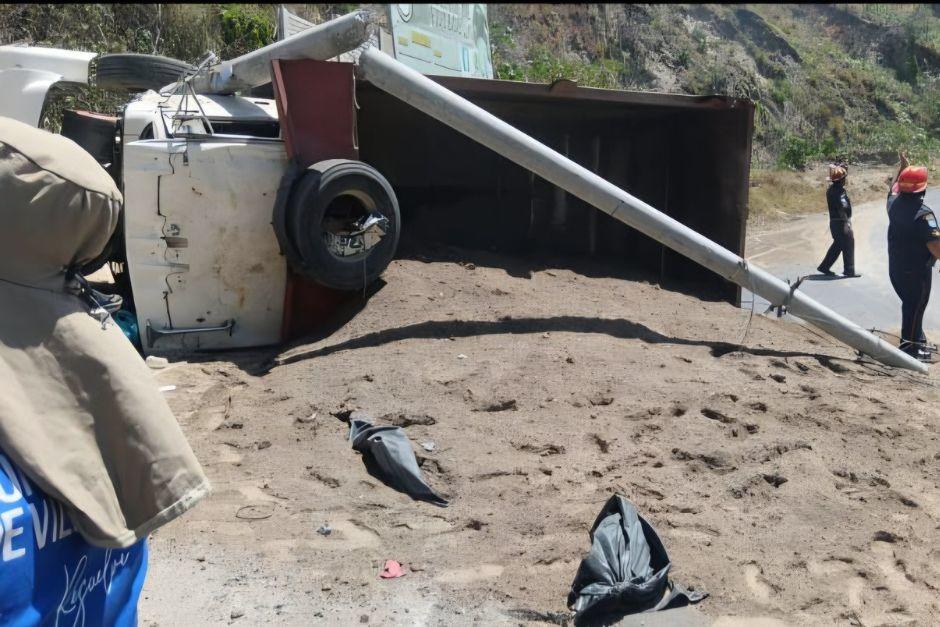 El cami&oacute;n qued&oacute; volcado sobre la cinta asf&aacute;ltica y derrib&oacute; un poste. (Foto: PMT de Villa Nueva)