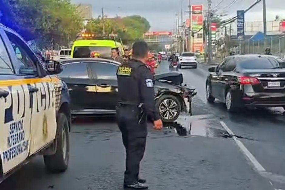 Un autom&oacute;vil impact&oacute; contra dos postes en la calzada Roosevelt. (Foto: Captura de video)