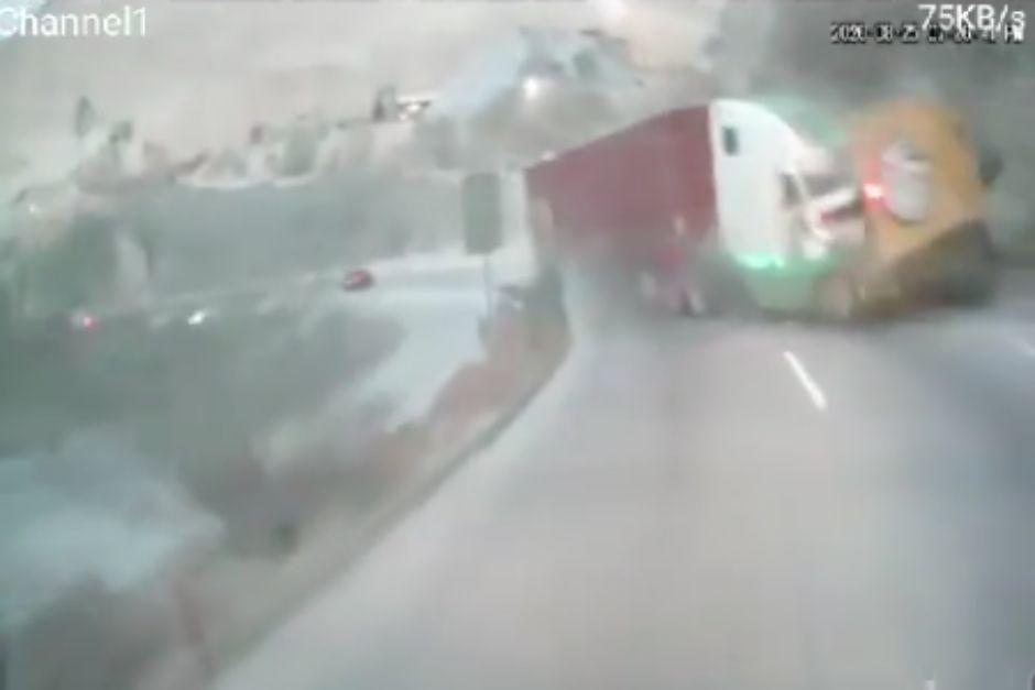 El fuerte accidente dej&oacute; varias personas heridas en ruta al Atl&aacute;ntico. (Foto: Captura de video)