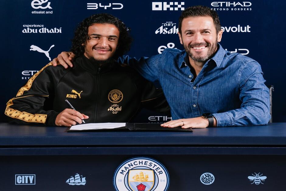 El joven centrocampista al momento de formalizar su llegada al conjunto ingl&eacute;s. (Foto: M&aacute;nchester City)&nbsp;
