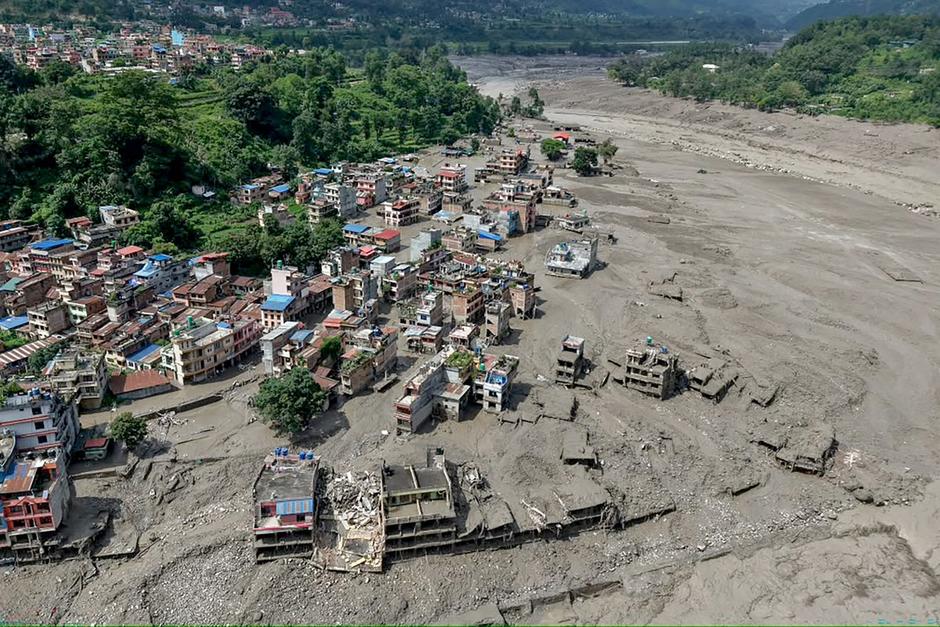 Cientos de personas desaparecidas y al menos 19 muertos ha dejado una enorme inundaci&oacute;n en Nepal. (Foto: AFP)