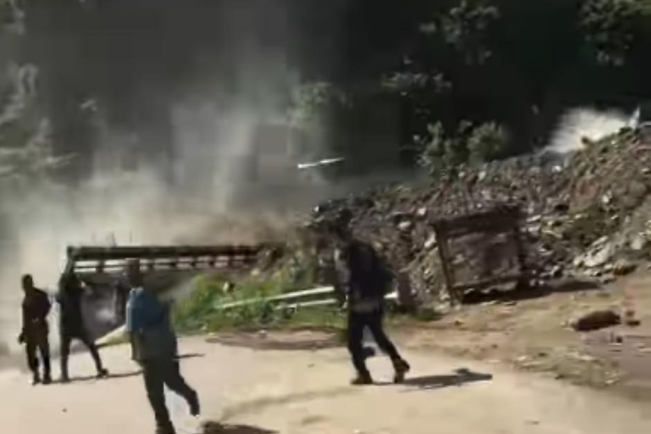 El momento qued&oacute; grabado por medio del tel&eacute;fono de una persona que observ&oacute; la gran crecida del r&iacute;o. (Foto: Captura de pantalla)