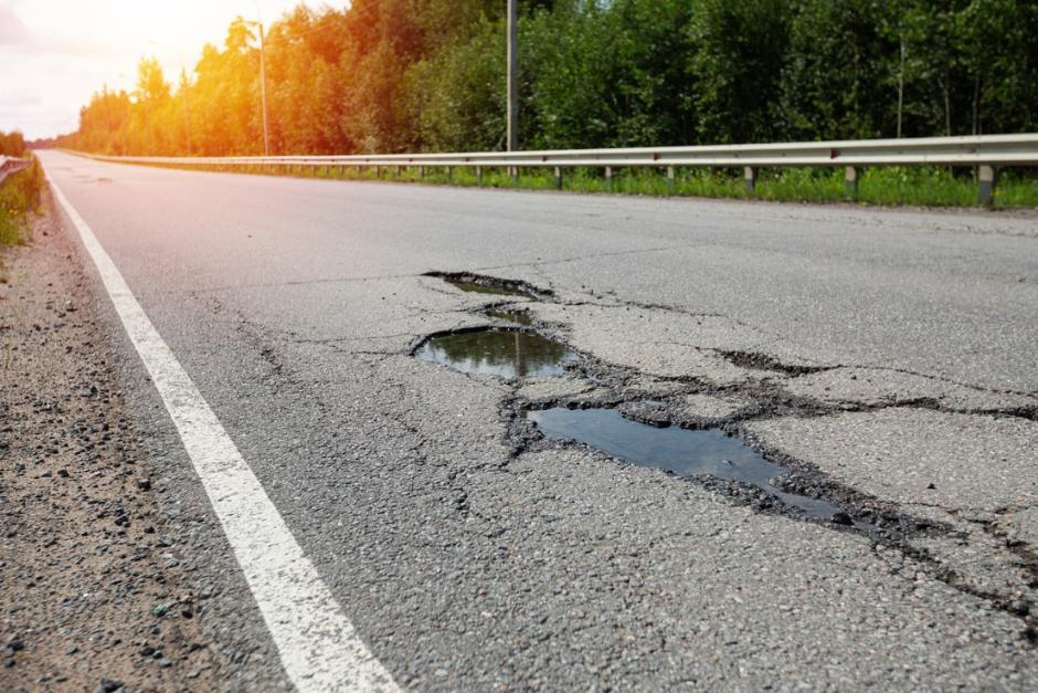 Agexport y Fundesa presentaron un estudio que identific&oacute; m&aacute;s de 1,800 kil&oacute;metros de carreteras que requieren intervenci&oacute;n. (Foto: Shutterstock)