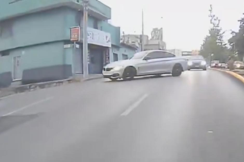 El hecho de tr&aacute;nsito sucedi&oacute; en un reversible colocado en la zona 12 de la ciudad. (Foto: Captura de video)