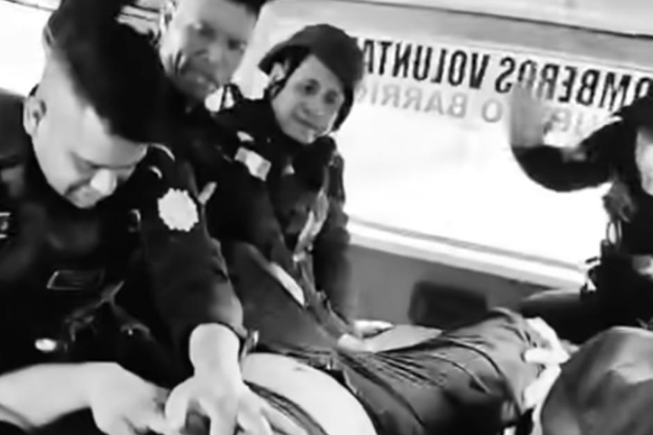 Compa&ntilde;eros del agente fallecido lo alentaban a sobrevivir mientras la ambulancia los llevaba al centro asistencial. (Foto: Captura de video)