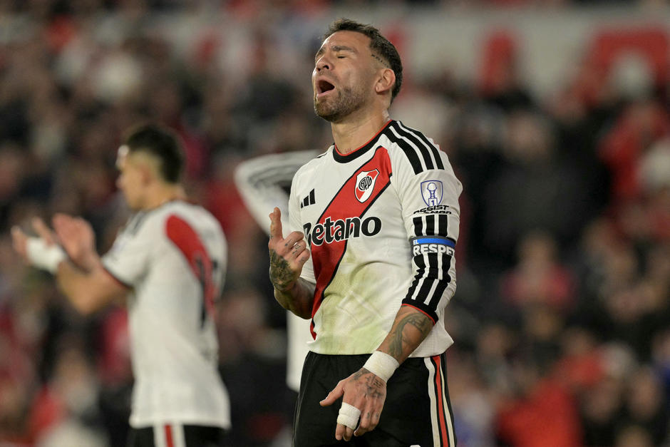 El capit&aacute;n del millonario, Nicol&aacute;s Otamendi, decepcionado por la eliminaci&oacute;n. (Foto: AFP)&nbsp;