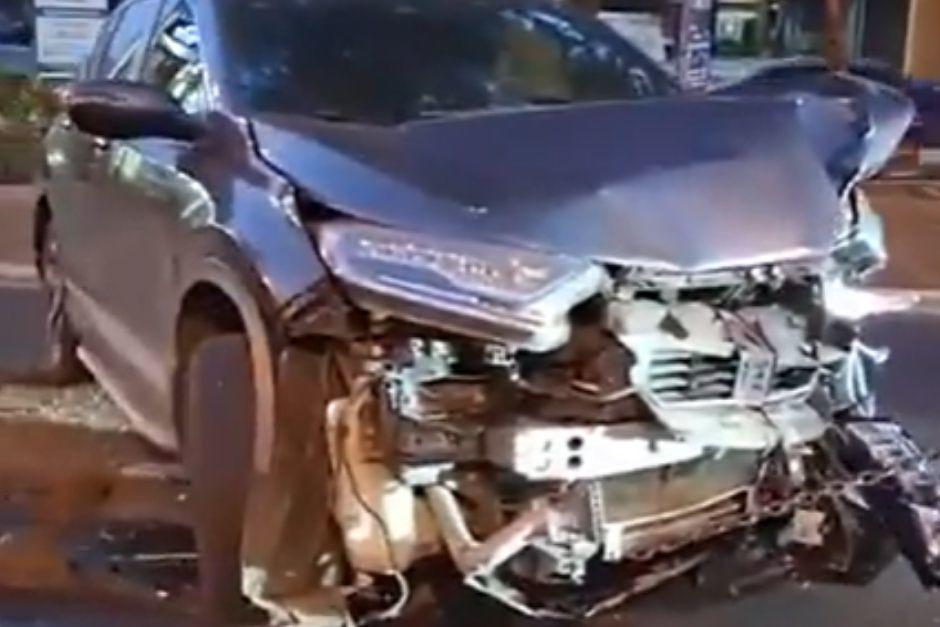 El veh&iacute;culo caus&oacute; da&ntilde;os en la infraestructura vial del sector.&nbsp;&nbsp;(Foto v&iacute;a: captura de video)