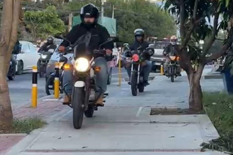 Varios conductores fueron sorprendidos usando el paso peatonal para transitar.&nbsp;(Foto v&iacute;a: captura de video)