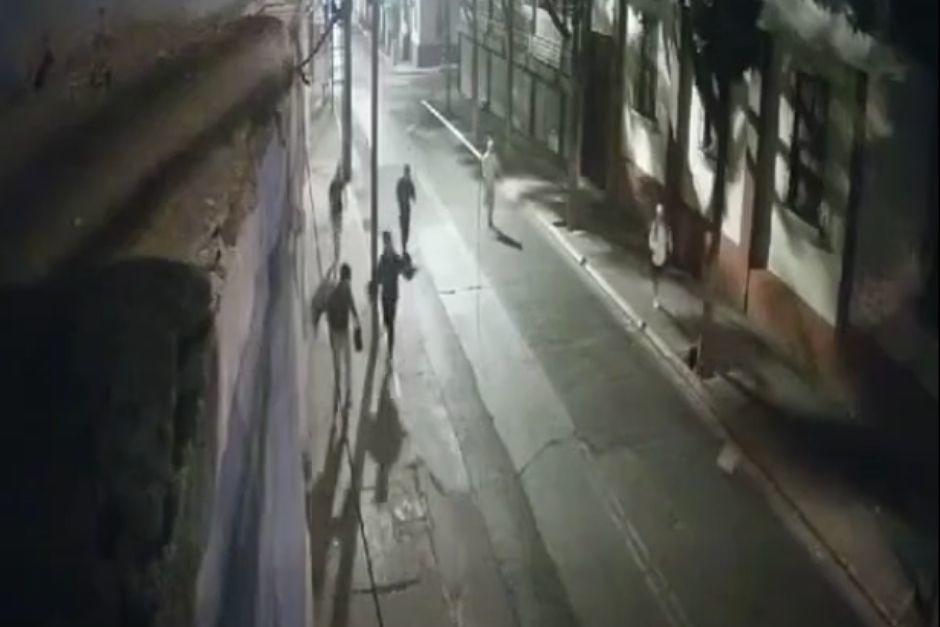 Cinco delincuentes le robaron violentamente sus pertenencias a un peat&oacute;n en el Centro Hist&oacute;rico. (Foto: Captura de video)