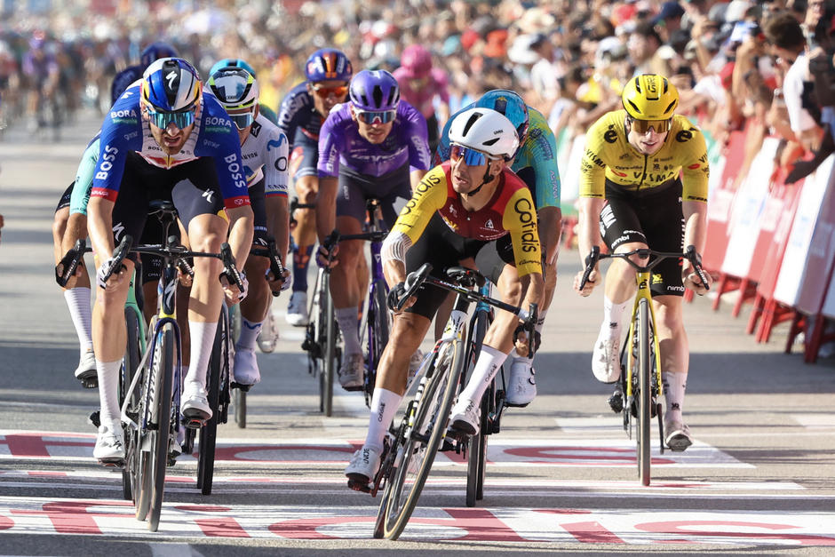 Coquard (centro) al momento de cruzar la meta como ganador de la octava etapa. (Foto: AFP)&nbsp;