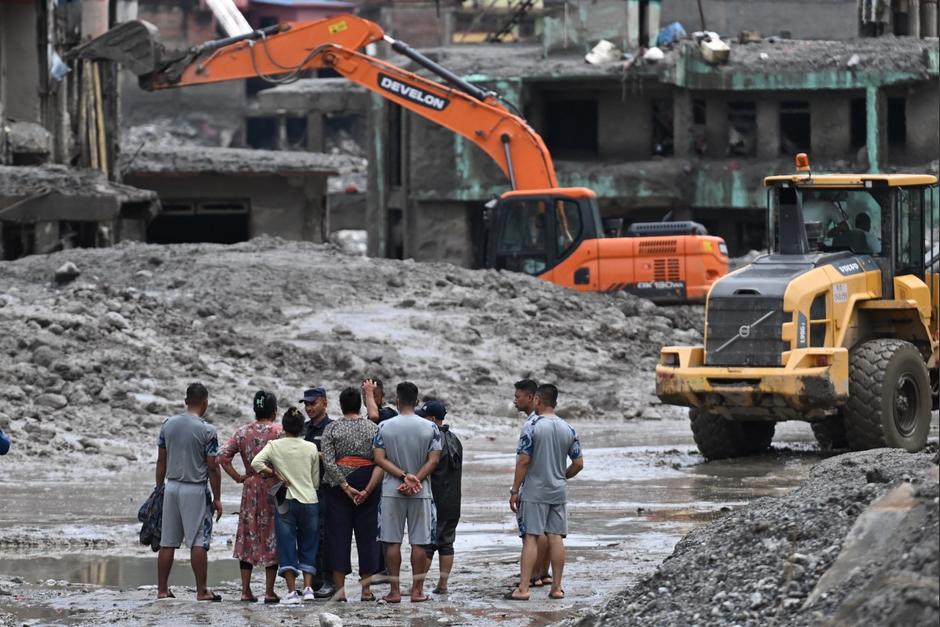 Varias personas aprovecharon el hallazgo de una caja fuerte entre la devastaci&oacute;n de Nepal para sustraer dinero de su interior. (Foto: AFP)