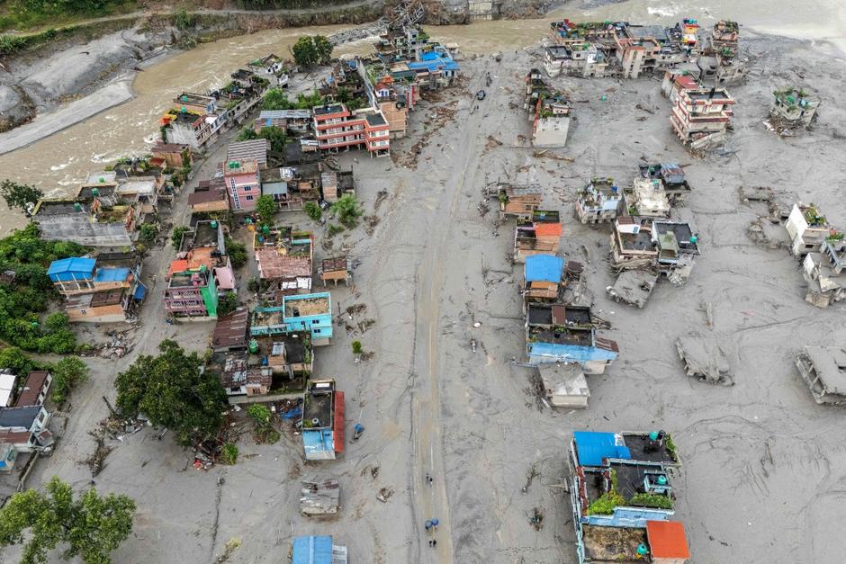 Cientos de muertos y miles de desaparecidos ha dejado hasta el momento la devastadora riada entre Nepal y China. (Foto: AFP)