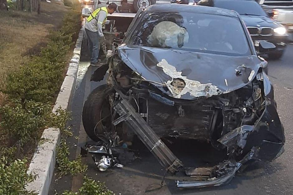 Un veh&iacute;culo qued&oacute; destruido en la calzada Roosevelt tras sufrir un accidente. (Foto: Tr&aacute;nsito Mixco)