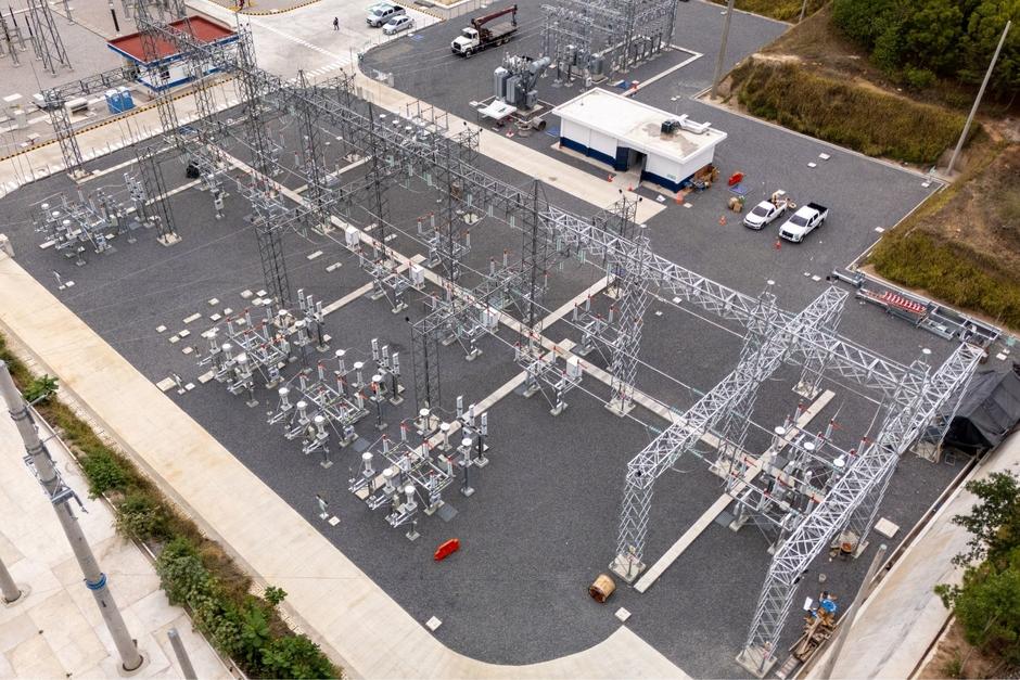 La subestaci&oacute;n el&eacute;ctrica San Juan Comalapa fue concluida en enero de 2026, pero todav&iacute;a no puede ser energizada debido a que permanece pendiente un tramo de la l&iacute;nea de transmisi&oacute;n. (Foto: Conecta / Soy502)