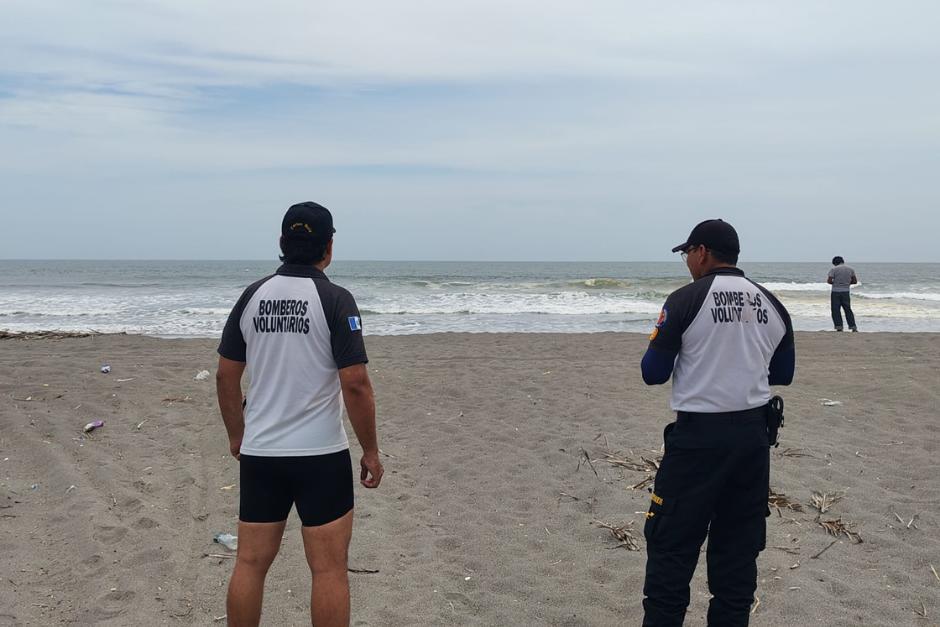 Bomberos realizan protocolos de b&uacute;squeda en una playa de Suchitep&eacute;quez. (Foto: CVB)