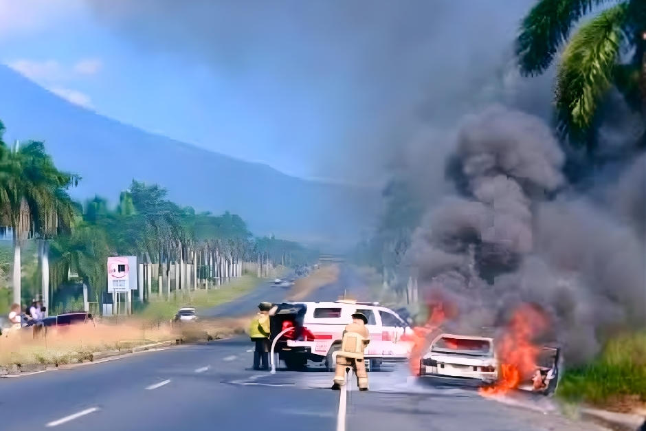El autom&oacute;vil qued&oacute; calcinado tras prender en llamas. (Foto: Bomberos Voluntarios)