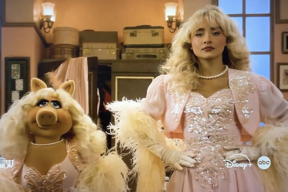 Miss Piggy hace equipo con la invitada especial, Sabrina Carpenter. (Foto: El show de los muppets)