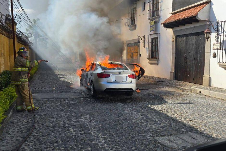 El autom&oacute;vil se incendi&oacute; esta ma&ntilde;ana en Antigua Guatemala. (Foto: redes sociales)