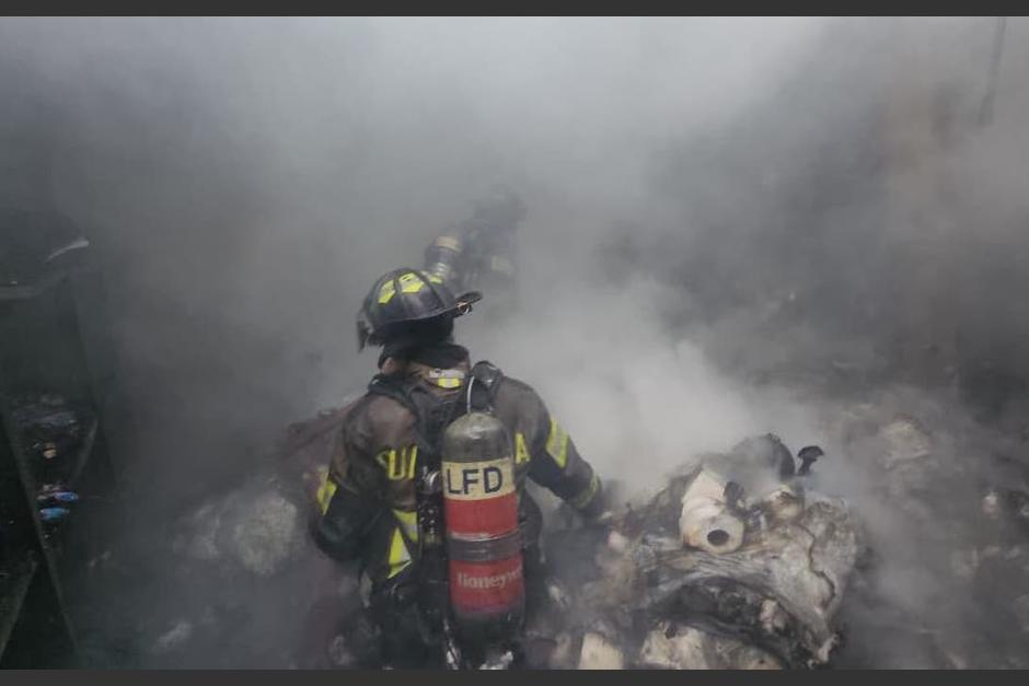 La bodega est&aacute; ubicada en el segundo nivel del centro comercial. (Foto: Bomberos Voluntarios)