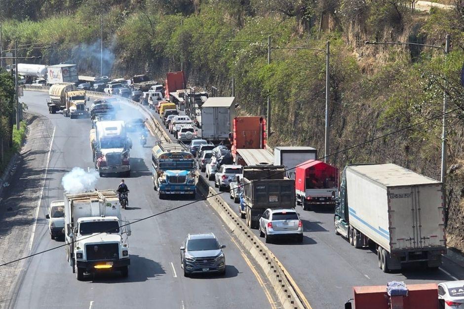 El tr&aacute;nsito es lento dado el percance vial. (Foto: Polic&iacute;a Municipal de Tr&aacute;nsito de Villa Nueva)