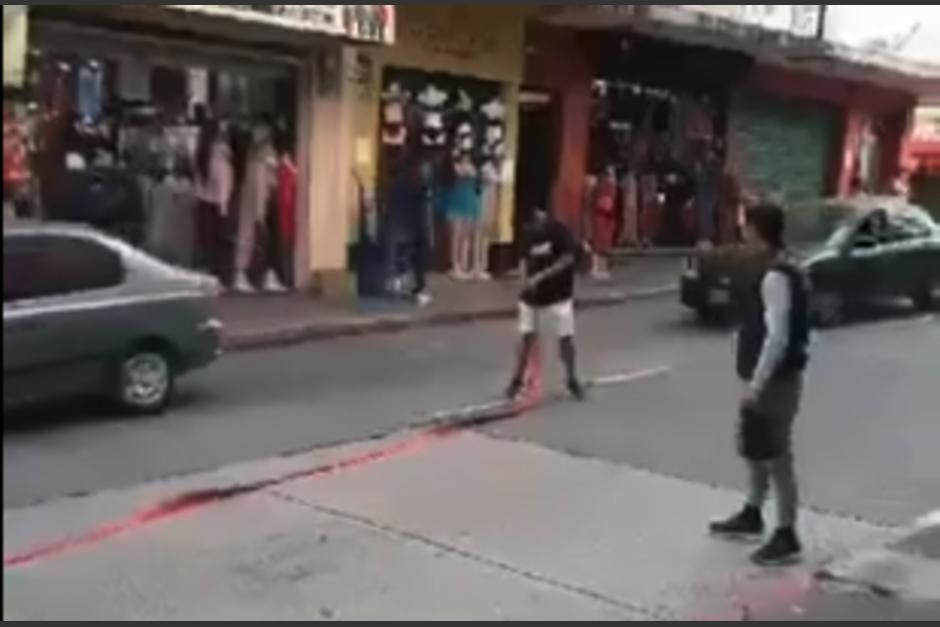 Sali&oacute; corriendo sin ver que ven&iacute;a un motorista. (Foto: captura de video)