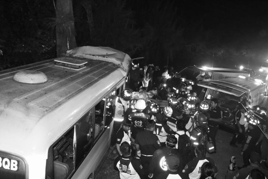 Los socorristas asisten a las personas heridas luego del accidente. (Foto: Renato Melgar/Nuestro Diario)