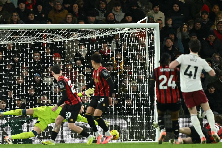 Declan Rice vence al portero local para uno de sus dos goles de la jornada. (Foto: AFP)