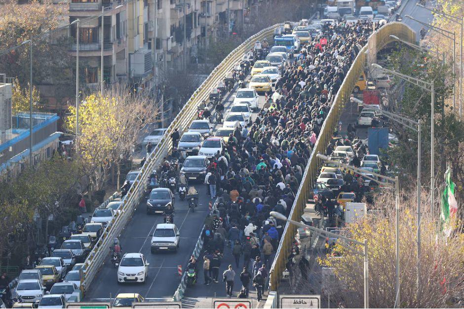 Iran&iacute;es cruzan un puente durante una protesta en Teher&aacute;n el 29 de diciembre de 2025 (AFP).