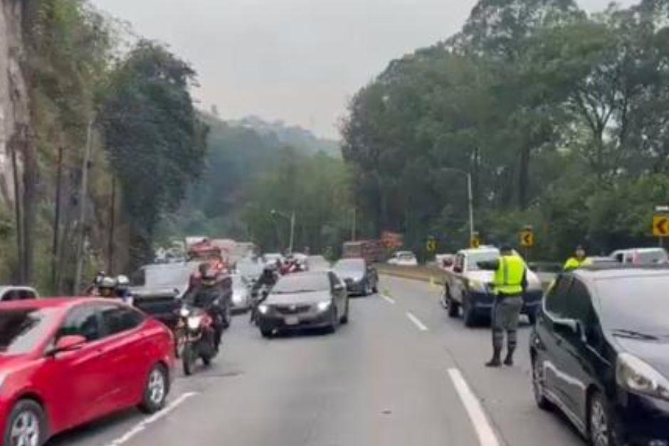 El tr&aacute;nsito avanza lento por la ruta. (Foto: captura de video)