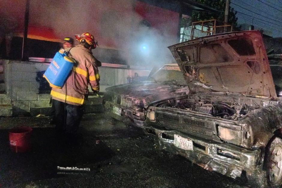 Socorristas apagaron las llamas en los veh&iacute;culos incendiados. (Foto: Bomberos Municipales Mixco)