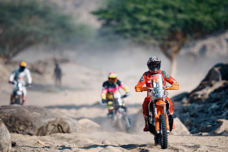 El piloto guatemalteco Francisco Arredondo se prueba entre el suelo &aacute;rido de Arabia Saudita. (Foto: Cortes&iacute;a)